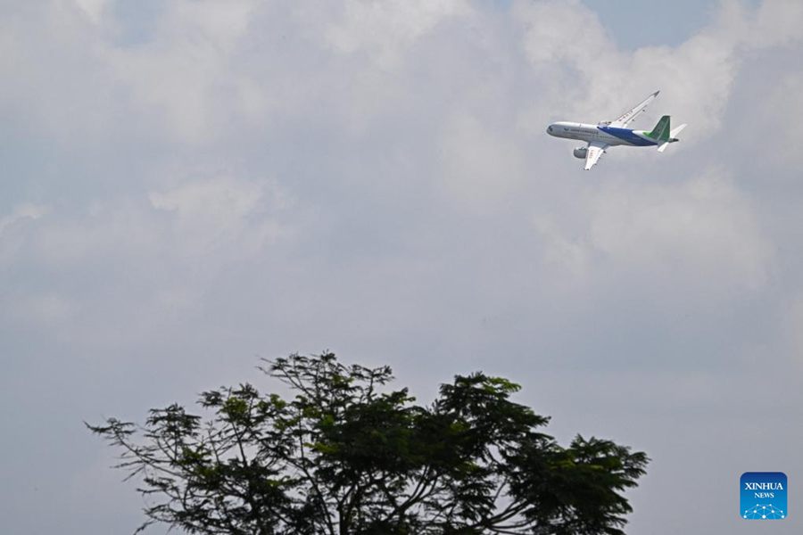 L'aereo cinese C919 partecipa alle prove del Singapore Airshow