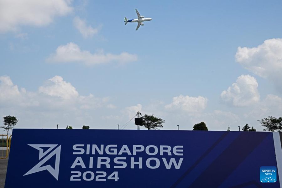 L'aereo cinese C919 partecipa alle prove del Singapore Airshow