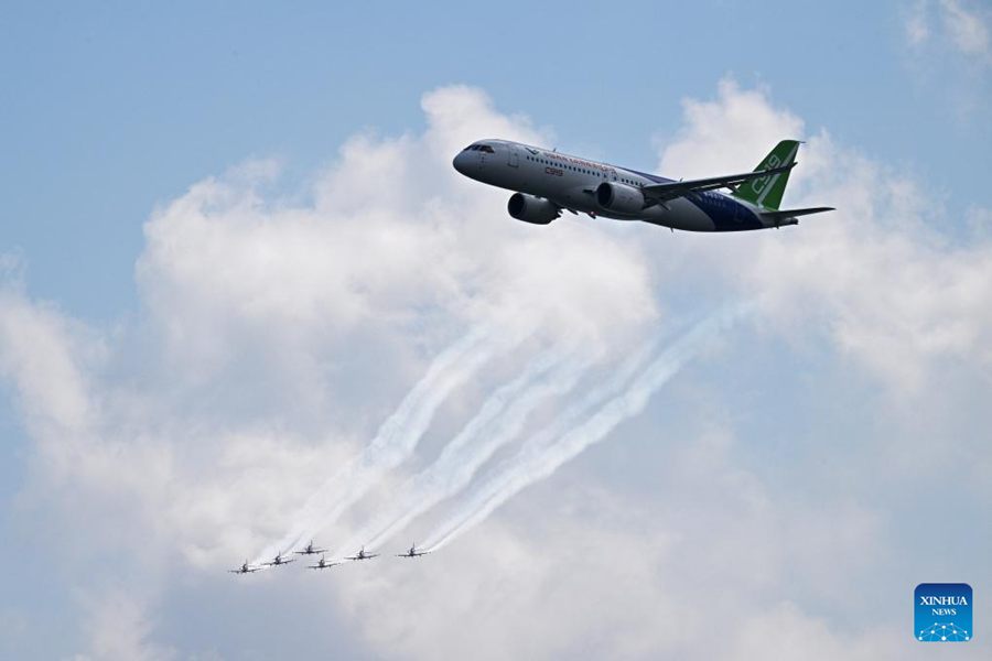 L'aereo cinese C919 partecipa alle prove del Singapore Airshow