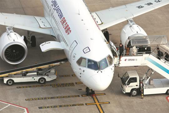 Passeggeri salgono a bordo di un aereo C919 della flotta della China Eastern Airlines all'aeroporto internazionale Hongqiao di Shanghai. (9 gennaio 2024 - Yin Liqin/China News Service)