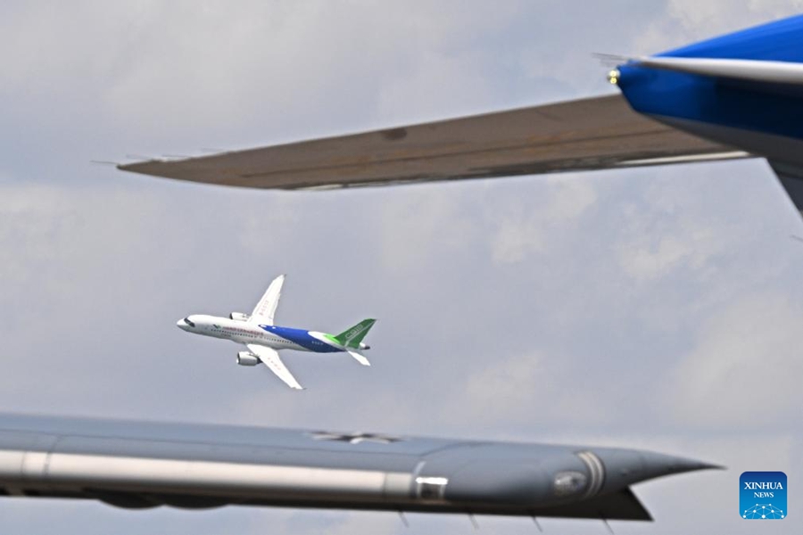 L'aereo di linea C919 debutta al Singapore Airshow