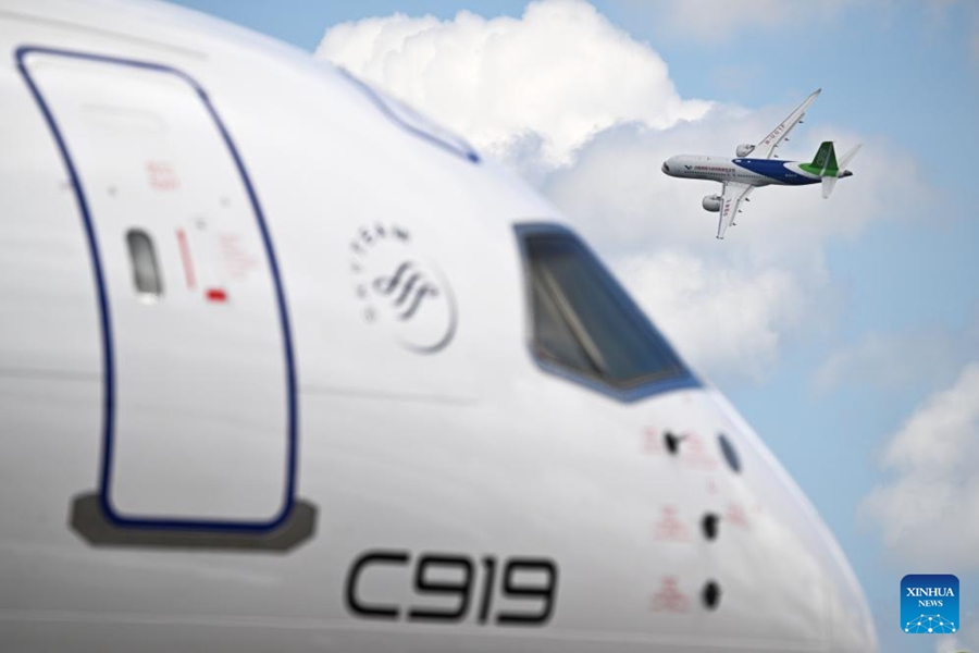 L'aereo di linea C919 debutta al Singapore Airshow