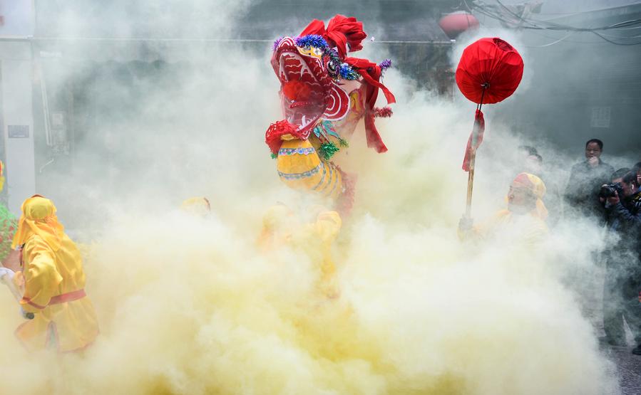 I gelao nella provincia del Guizhou celebrano la Festa Maolong