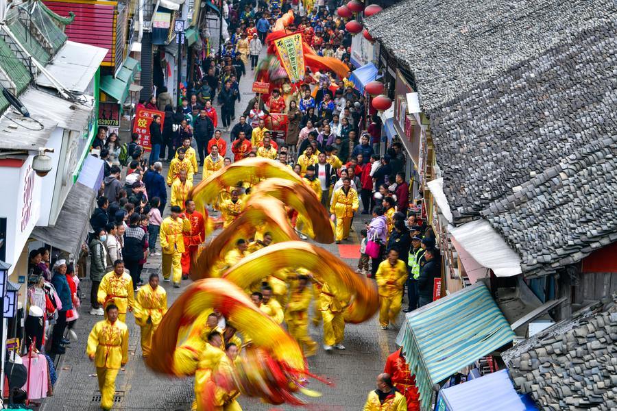 I gelao nella provincia del Guizhou celebrano la Festa Maolong