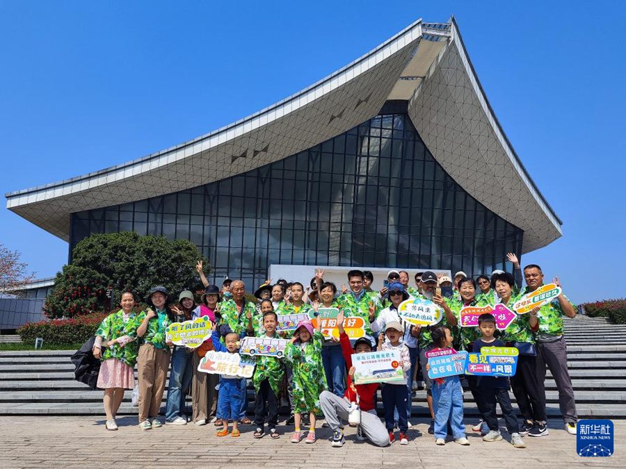 Aperta ufficialmente la linea di autobus turistici sull'autostrada panoramica costiera di Hainan