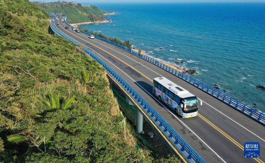 Un autobus turistico sull'autostrada panoramica costiera di Hainan. (21 febbraio 2024 – Xinhua/Guo Cheng)