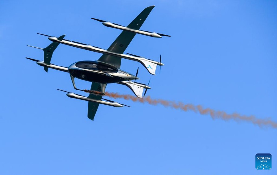 Un aereo eVTOL a 5 posti durante un volo dimostrativo vicino al porto Shekou Cruise Home di Shenzhen, nella provincia meridionale cinese del Guangdong. (27 febbraio 2024 - Xinhua/Mao Siqian)