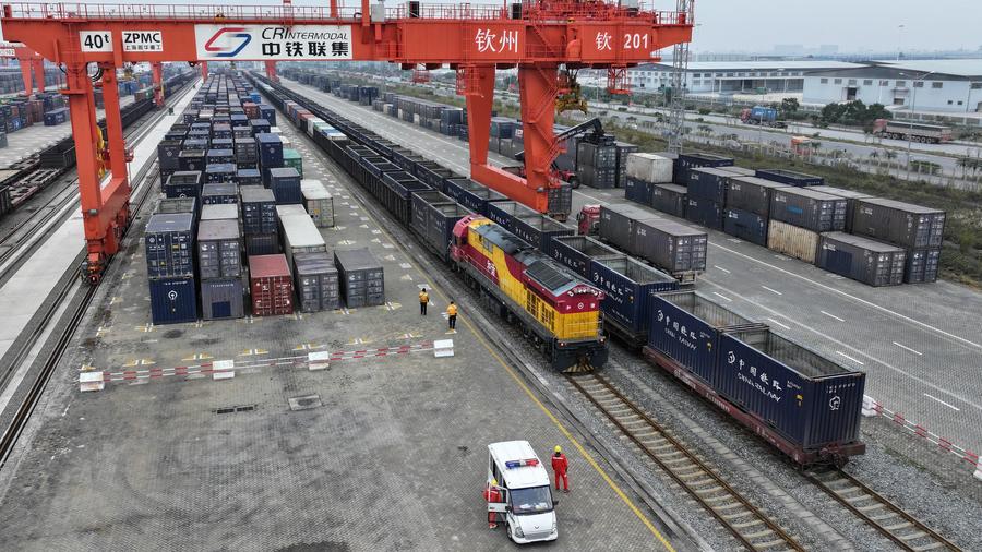 Vista aerea di un terminal ferroviario per container nella città di Qinzhou, nella regione autonoma del Guangxi Zhuang. (1 marzo 2024 - Xinhua/Zhang Ailin)