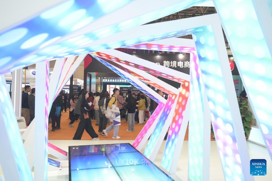 Persone visitano la quarta fiera cinese dell'e-commerce transfrontaliero a Fuzhou. (18 marzo 2024 – Xinhua/ Lin Shanchuan)