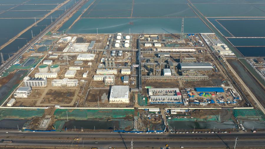 Il terminal di lavorazione di gas naturale nella città di Binzhou, nella provincia dello Shandong, nella Cina orientale. (18 marzo 2024 – Xinhua/Du Penghui)