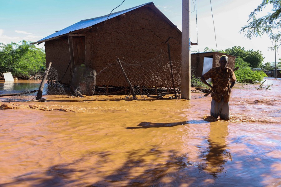 Un uomo accanto alla sua casa allagata dopo un forte acquazzone nella contea di Garissa, in Kenya. (22 novembre 2023 - Foto/Xinhua)