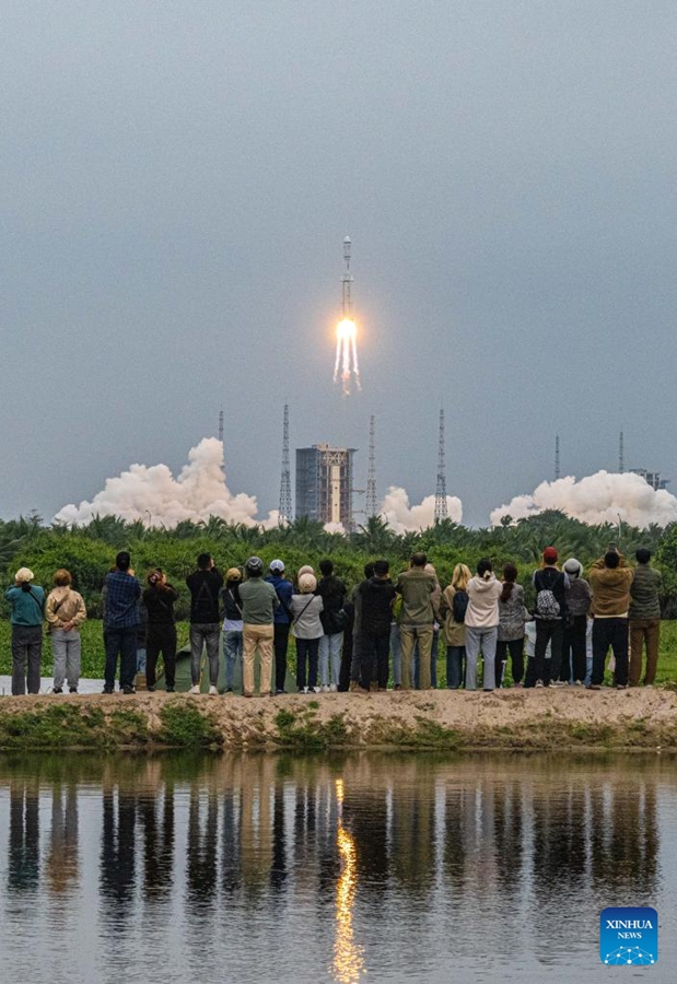 La Cina lancia un nuovo satellite di relè per le comunicazioni Terra-Luna