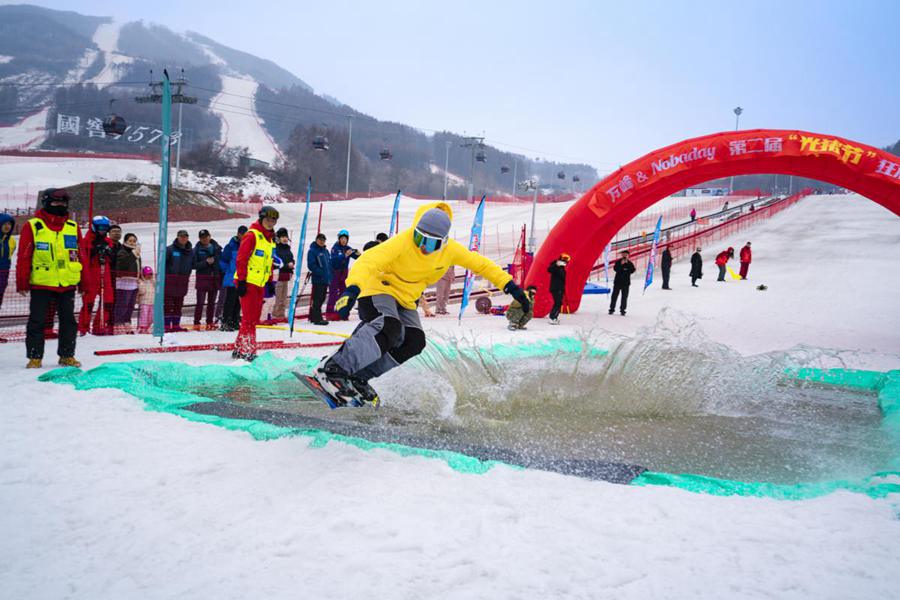 Il secondo Festival dello Sci del Maiale Nudo tenuto presso la stazione sciistica di Wanfeng nella città di Tonghua, nella provincia del Jilin. (16 marzo 2024 - Foto fornita a China Daily)