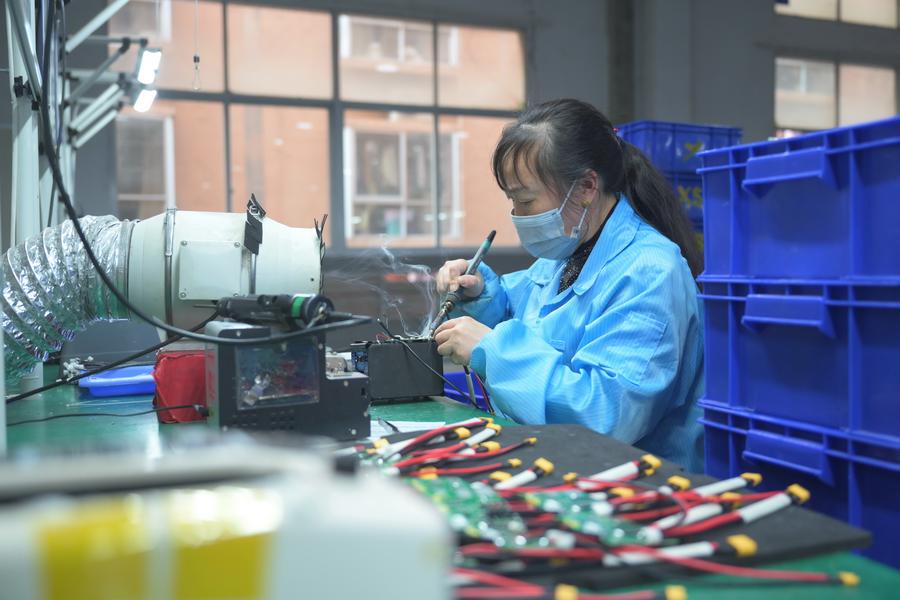 Membri del personale impegnati presso la Skytimes Green Energy Co., Ltd. a Fuzhou, nella provincia del Fujian, nel sud-est della Cina. (20 marzo 2024 - Xinhua/Lin Shanchuan)