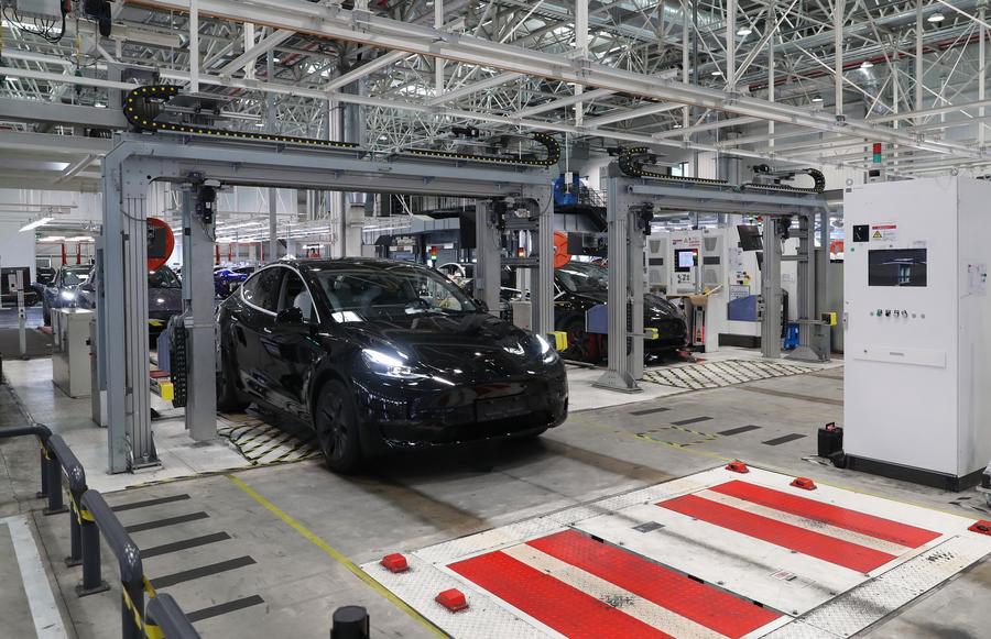 Un veicolo elettrico Tesla viene sottoposto a test sulle apparecchiature elettroniche prima della consegna presso la Gigafactory di Tesla a Shanghai, nella Cina orientale. (22 dicembre 2023 - Xinhua/Fang Zhe)