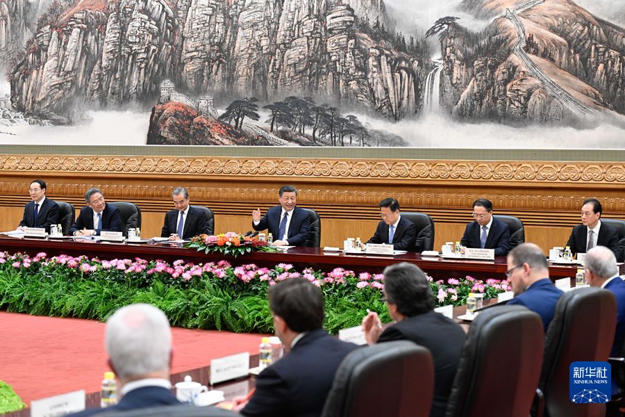 Xi Jinping incontra la delegazione di rappresentanti del settore industriale, commerciale, strategico e accademico USA