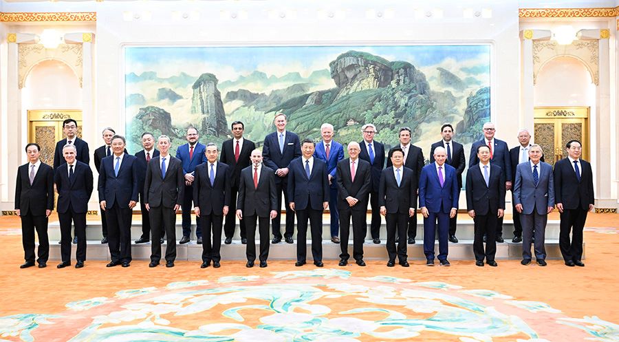 Xi Jinping incontra la delegazione di rappresentanti del settore industriale, commerciale, strategico e accademico USA