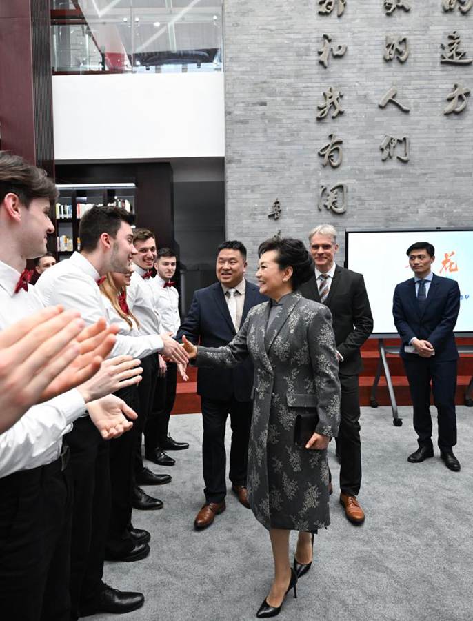 Peng Liyuan incontra studenti e insegnanti tedeschi a Beijing