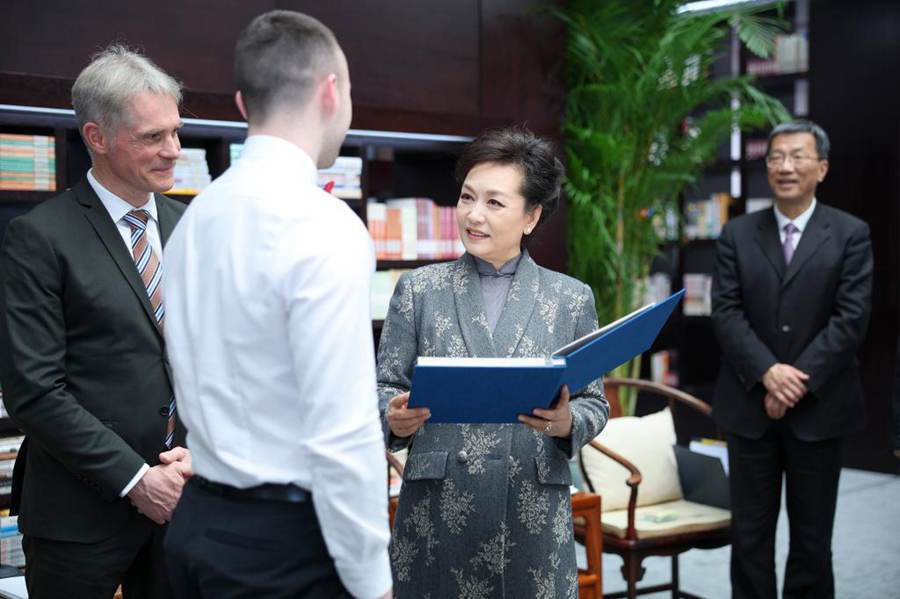 Peng Liyuan incontra studenti e insegnanti tedeschi a Beijing