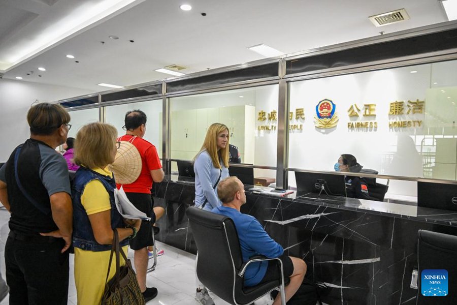 I turisti stranieri richiedono permessi di ingresso temporanei presso la stazione di ispezione doganale di Dongjiang, a Tianjin. (7 aprile 2024 - Xinhua/Sun Fanyue)