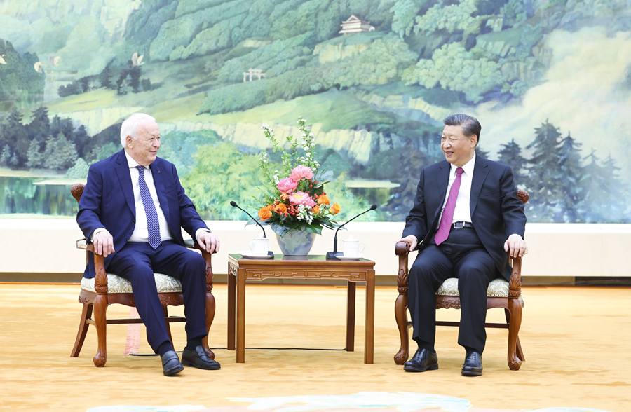 Incontro tra Xi Jinping e il presidente della Fondazione Merieux e sua moglie