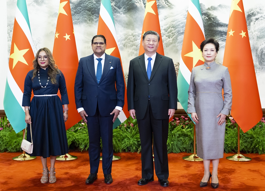 Xi Jinping incontra il presidente della Repubblica del Suriname, Chandrikapersad Santokhi