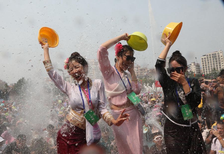 Yunnan: celebrazione del Festival degli spruzzi d'acqua