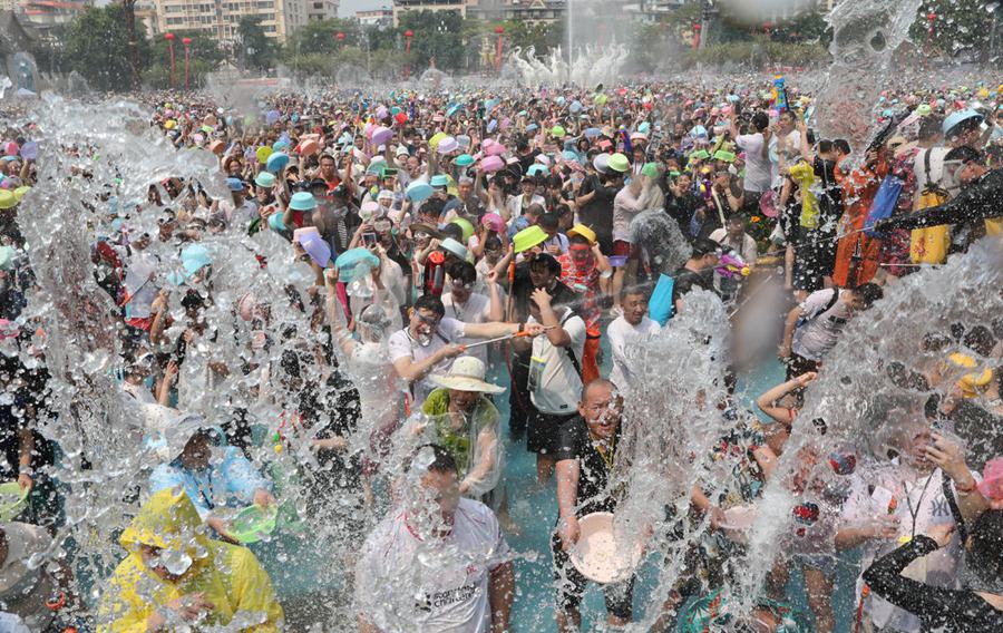 Yunnan: celebrazione del Festival degli spruzzi d'acqua