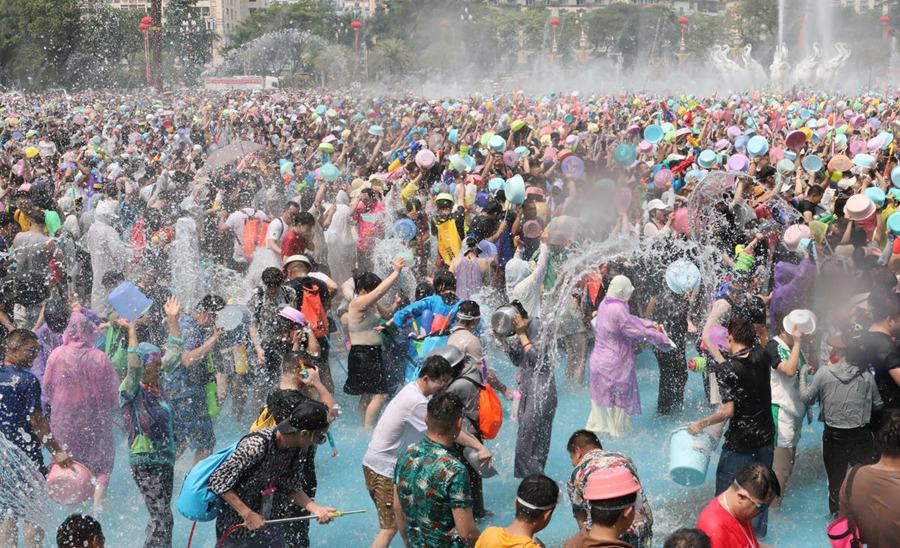 Yunnan: celebrazione del Festival degli spruzzi d'acqua