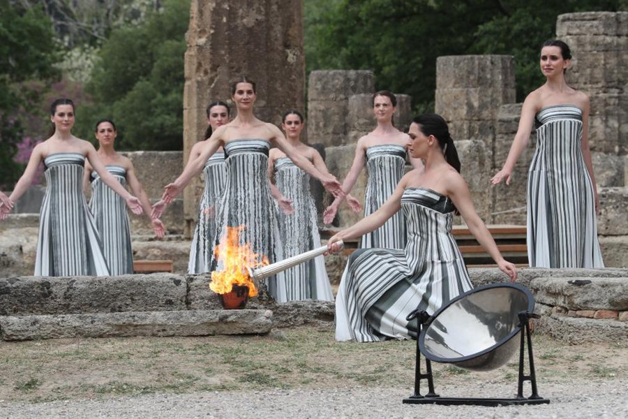 La fiamma olimpica di Parigi è stata accesa con successo nell'antica Olimpia, in Grecia