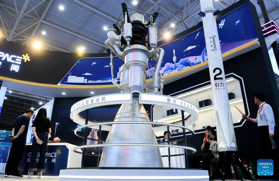 Un modello di motore a razzo in esibizione durante la mostra aerospaziale a Wuhan, nella provincia centrale cinese dello Hubei. (23 aprile 2024 - Xinhua/Du Zixuan)