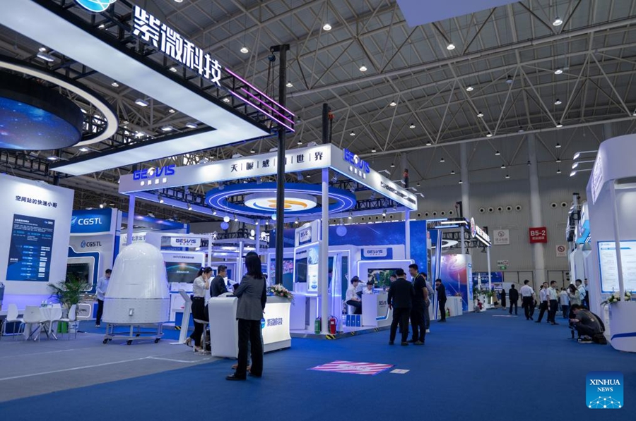 Wuhan, anteprima mediatica della mostra aerospaziale