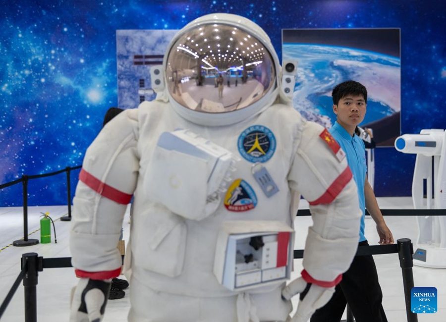 Wuhan, anteprima mediatica della mostra aerospaziale