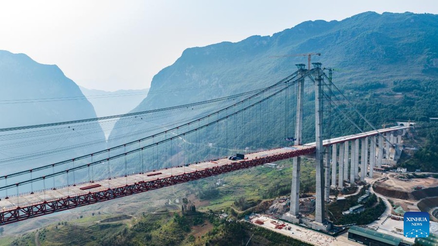 Il cantiere del ponte sul fiume Zangke sulla Nayong-Qinglong Expressway, nella provincia del Guizhou. (28 aprile 2024 – Xinhua/Tao Liang)