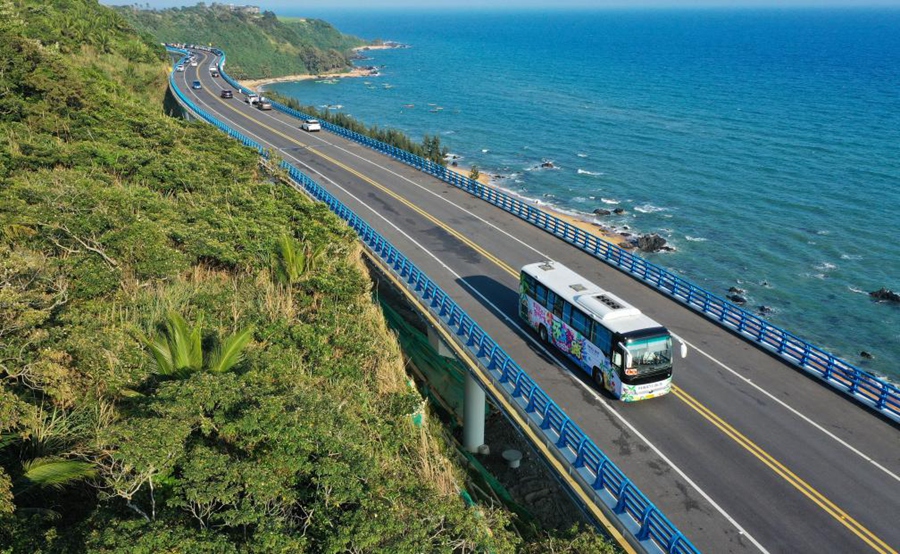 Un autobus turistico corre lungo il pittoresco anello autostradale di Hainan. (21 febbraio 2024 - Xinhua/Guo Cheng)