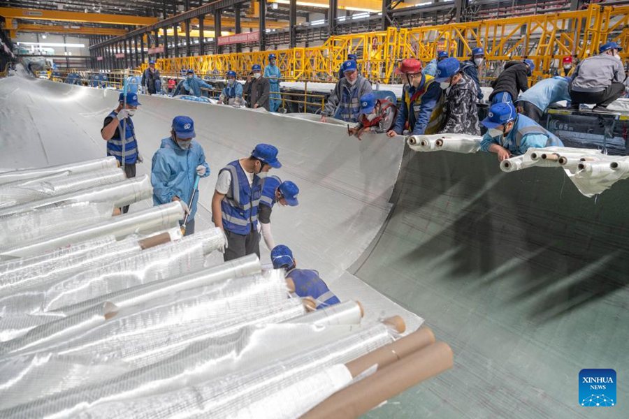 Membri dello staff lavorano in un'officina della China First Heavy Industries (CFHI) a Qiqihar, nella provincia dello Heilongjiang, nella Cina nordorientale. (28 aprile 2024 - Xinhua/Xie Jianfei)