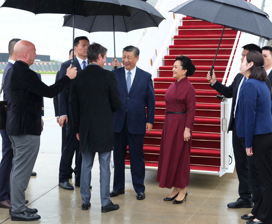 Arrivo di Xi Jinping a Parigi, inizia la visita di Stato in Francia