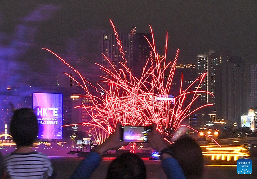 Spettacolo pirotecnico al Victoria Harbour di Hong Kong. (1 maggio 2024 - Foto/Xinhua)