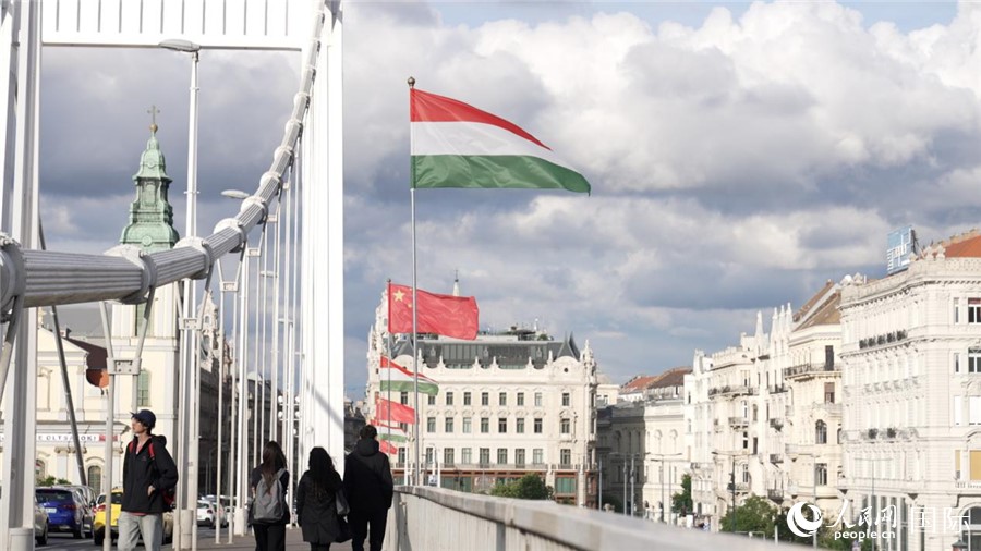 Le bandiere nazionali di Cina e Ungheria sventolano sul Ponte Elisabetta a Budapest, Ungheria. (Su Yingxiang/Quotidiano del Popolo Online)