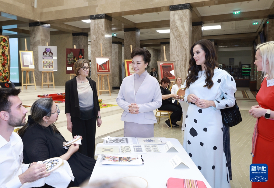 Peng Liyuan ha visitato il Museo Nazionale di Serbia accompagnata da Tamara Vu?i?, moglie del presidente serbo