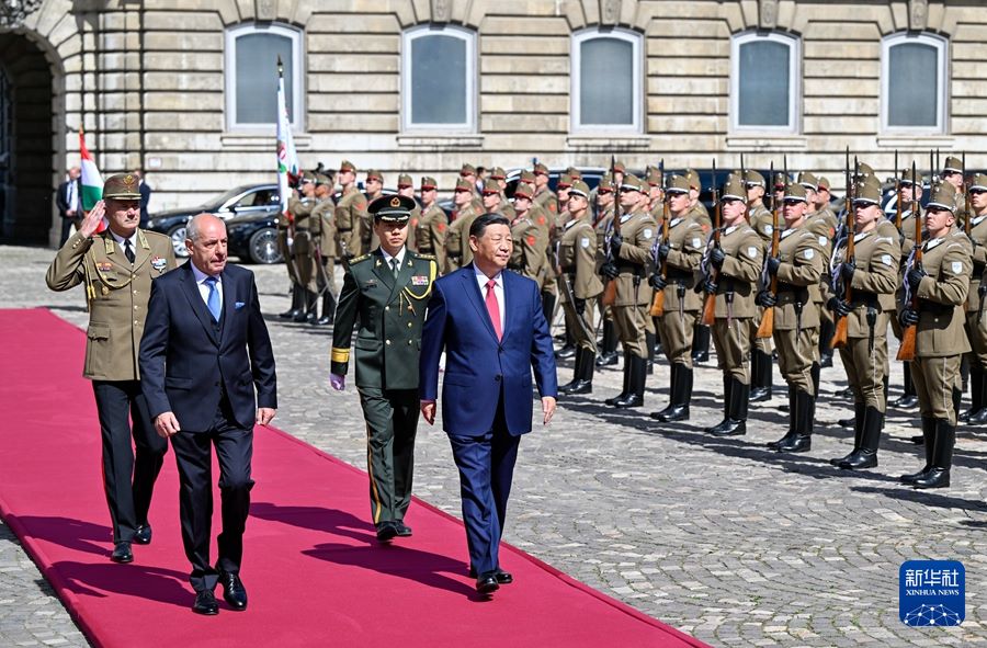 Xi Jinping partecipa alla cerimonia di benvenuto organizzata dal presidente e dal primo ministro dell'Ungheria