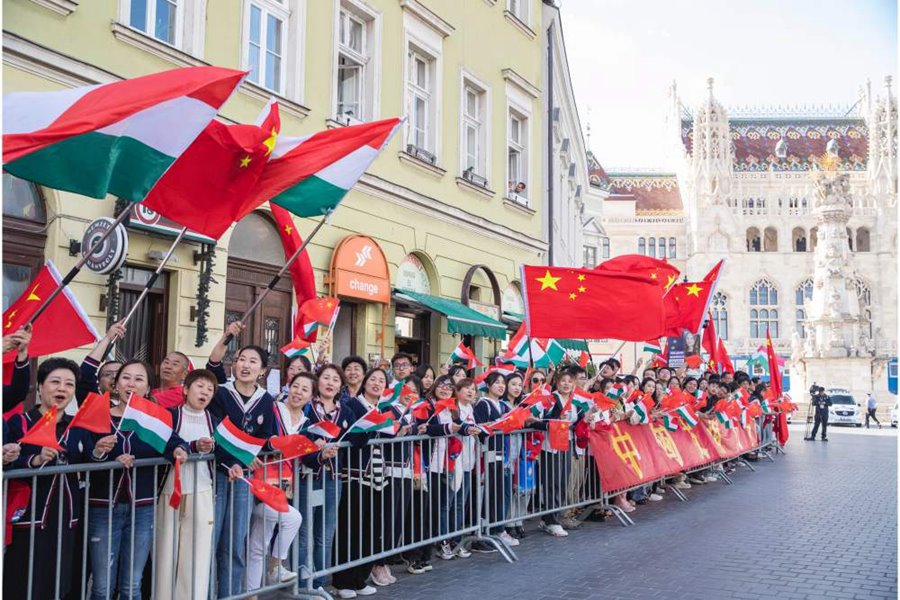 Xi Jinping in volo da Budapest a Beijing dopo la visita di Stato in Ungheria