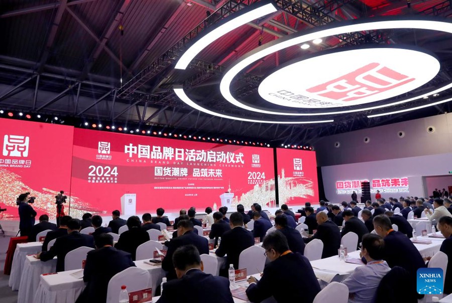 Visitatori partecipano alla cerimonia di apertura degli eventi del China Brand Day 2024 a Shanghai, Cina orientale. (10 maggio 2024 - Xinhua/Fang Zhe)