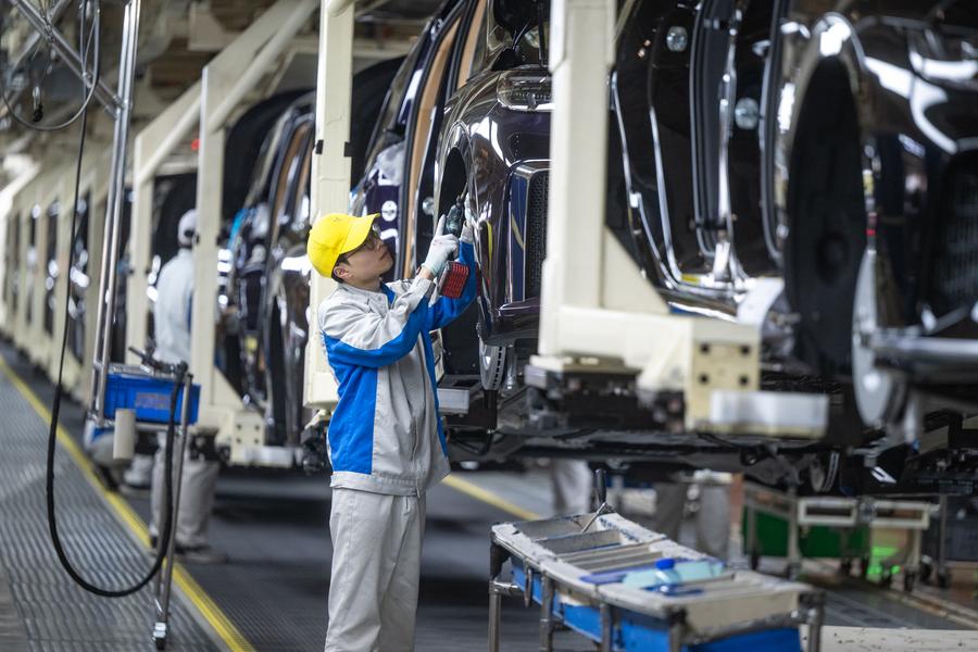 Operai lavorano in una catena di montaggio di Voyah, un marchio cinese di auto elettriche di lusso, a Wuhan, nella provincia centrale cinese dello Hubei. (1 aprile 2024 - Xinhua/Xiao Yijiu)