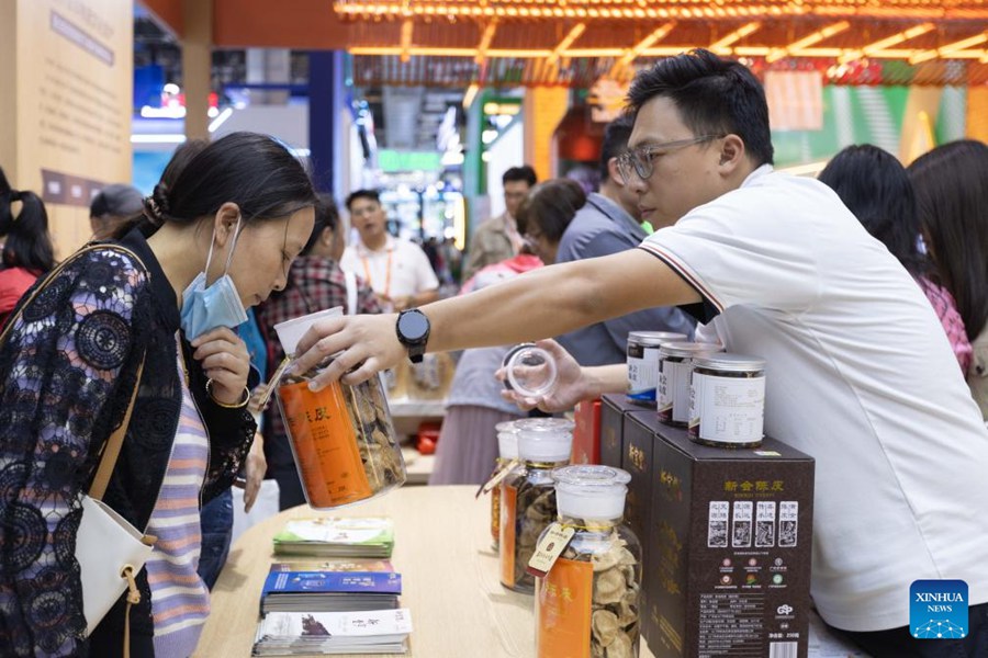 Visitatori provano un prodotto di un marchio cinese tradizionale durante un'esposizione di marchi cinesi al China Brand Day 2024 a Shanghai, nella Cina orientale. (13 marzo 2024 – Xinhua/Wang Xiang)