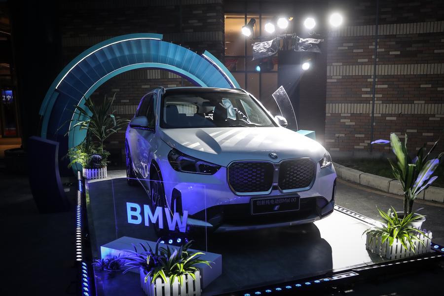 Veicolo elettrico BMW esposto alla cerimonia di firma per l'approfondimento della cooperazione strategica tra BMW e Shenyang, a Shenyang, nella provincia del Liaoning, Cina nordorientale. (26 aprile 2024 - Xinhua/Pan Yulong)