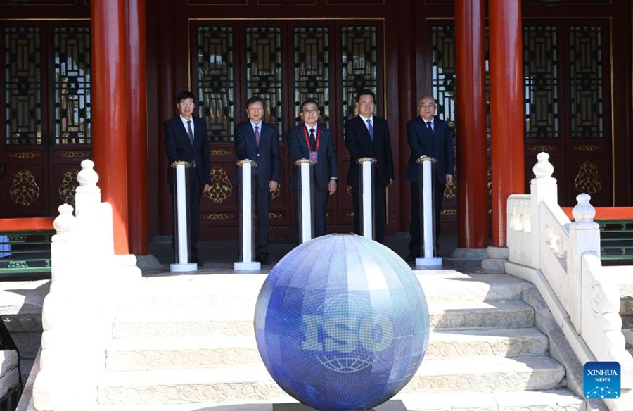 Ospiti posano per una foto di gruppo durante l’incontro inaugurale del comitato tecnico per la protezione del patrimonio culturale dell'ISO presso il Museo del Palazzo di Beijing. (13 maggio 2024 - Xinhua/Jin Liangkuai)