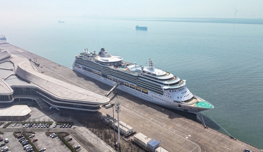 La nave da crociera Serenade of the Seas attraccata al porto internazionale di Tianjin, nel nord della Cina. (7 aprile 2024 – Xinhua)