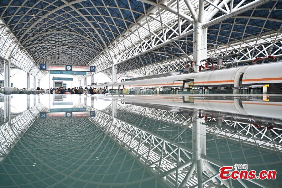 Un treno ad alta velocità arriva alla stazione ferroviaria di Foshan West, nella provincia cinese del Guangdong. (14 maggio 2024 – China News Service/Chen Jimin)