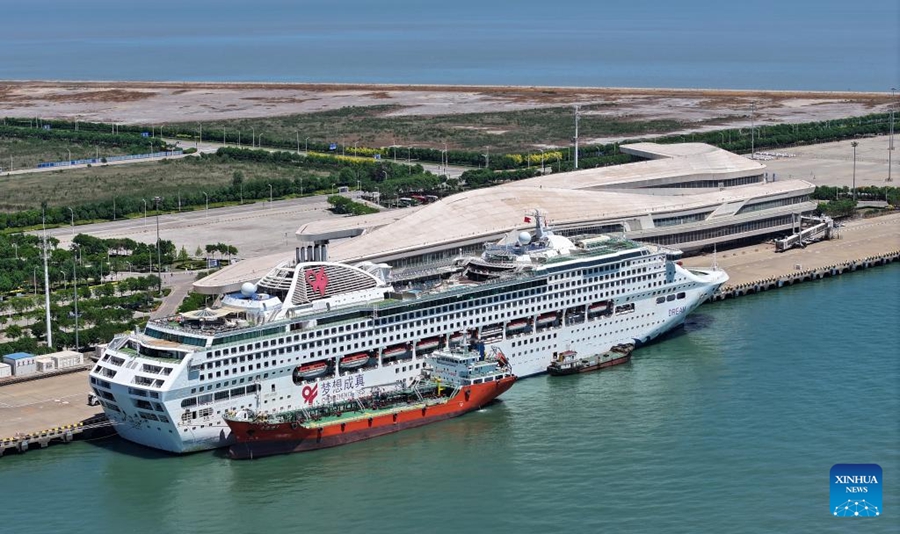 La nave da crociera Dream attracca al Tianjin International Cruise Home Port, nella città di Tianjin, nel nord della Cina. (15 maggio 2024 – Xinhua/Zhao Zishuo)